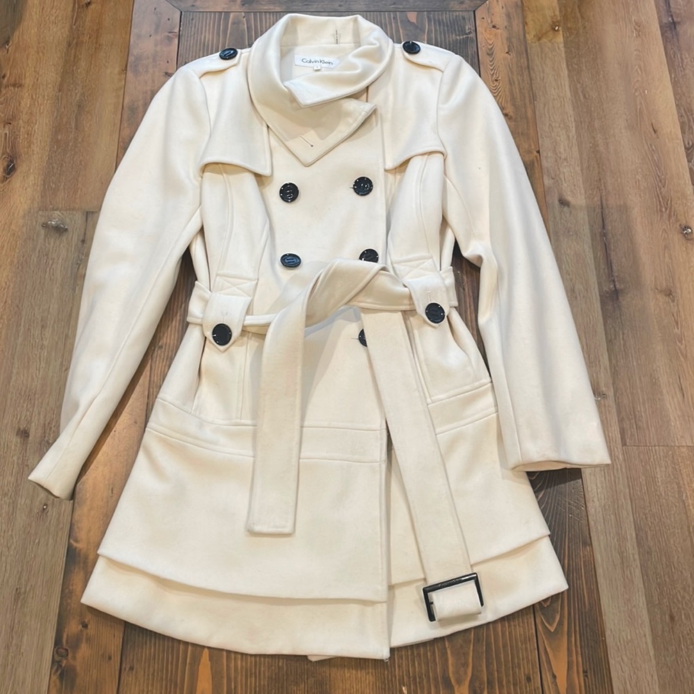 Vintage Calvin Klein women’s white coat, size 6!